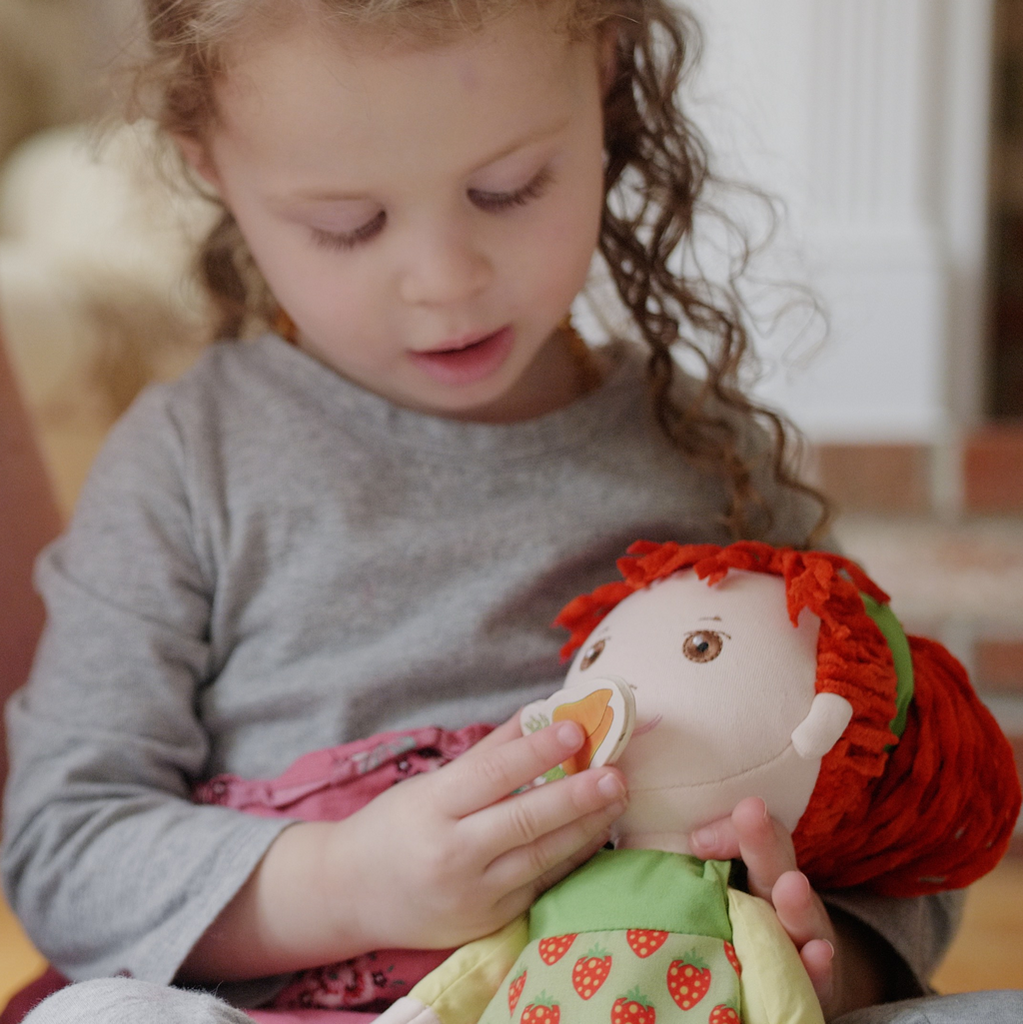 The SMART Magnetic Doll That Loves to Eat her Yummy Fruits and Veggies